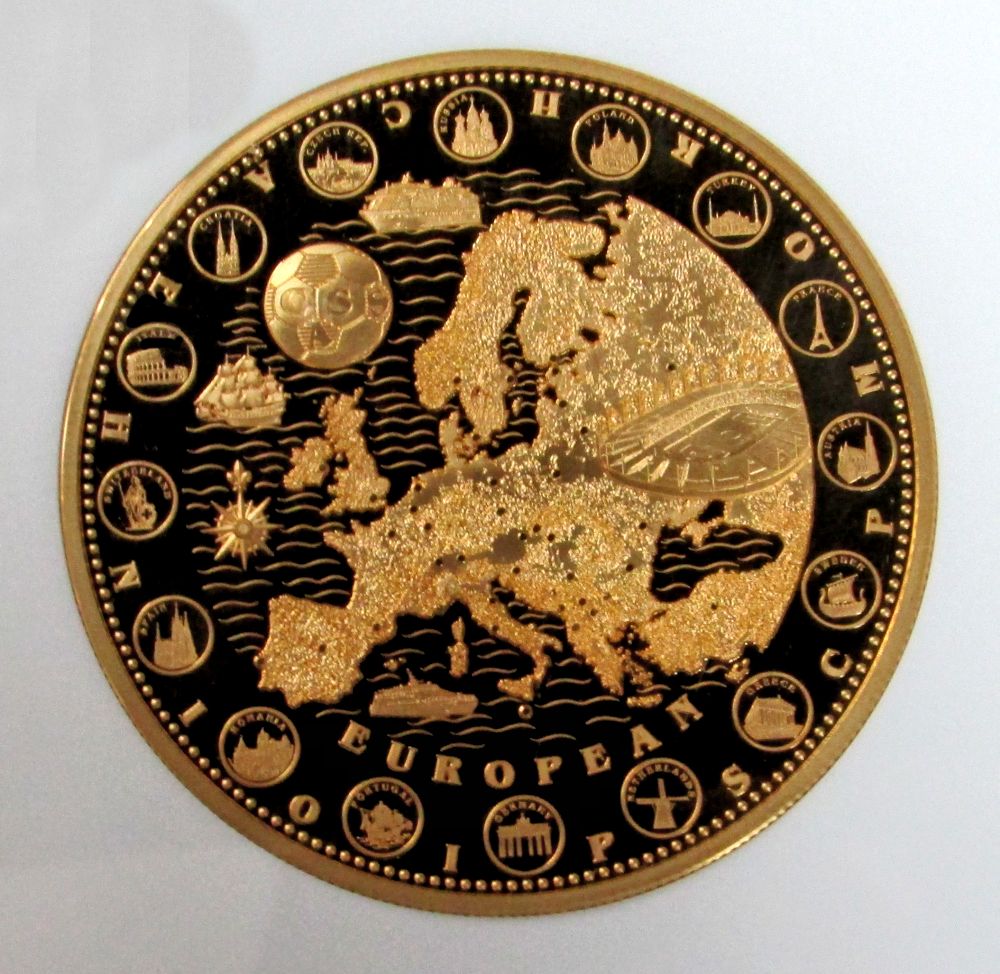 Держава золото монеты цена. Золотые монеты Либерии. Золотые монеты DG Regina 2008. Монета Либерия футбол 2004 золото. Золотые монеты евро.